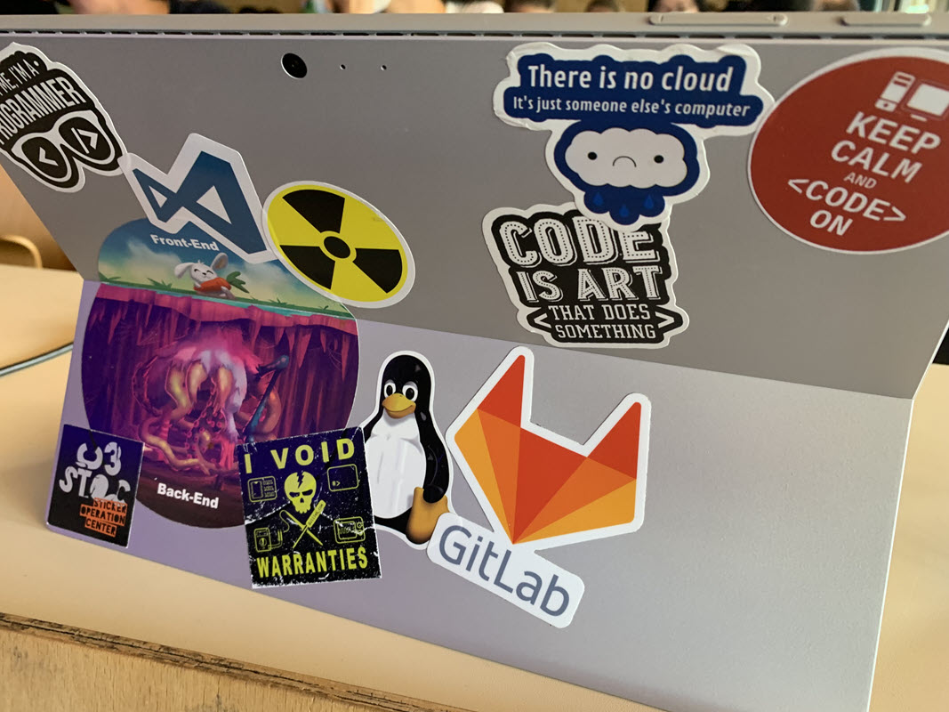 Laptop Rückseite mit mehreren Stickern mit verschiedenen Motiven
