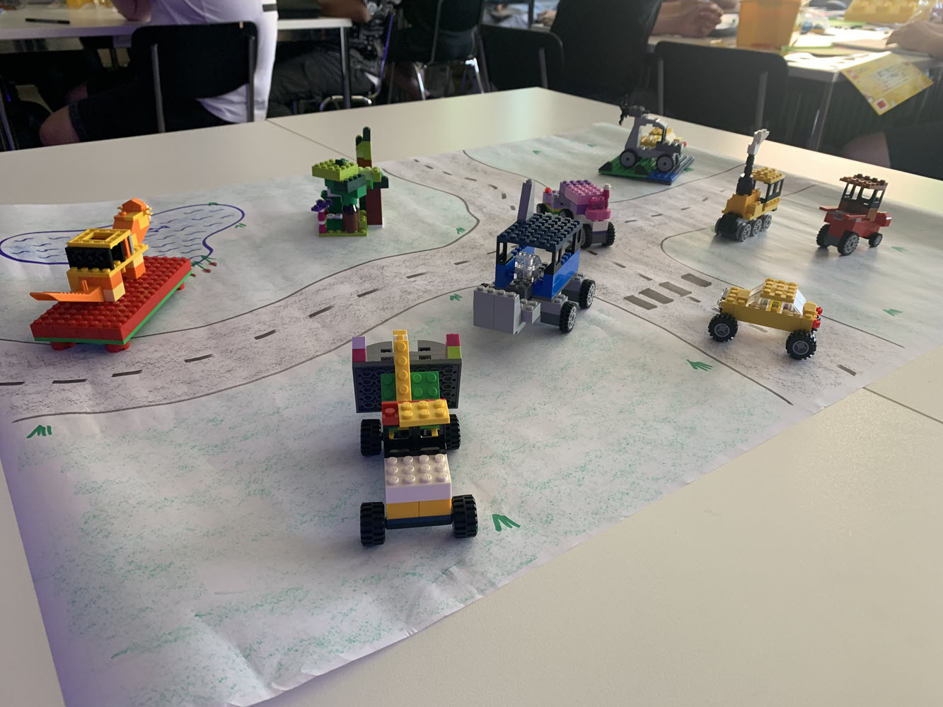 Verschiedene kleine Lego-Modelle auf einem Tisch als Ergebnis eines Scrum Workshops